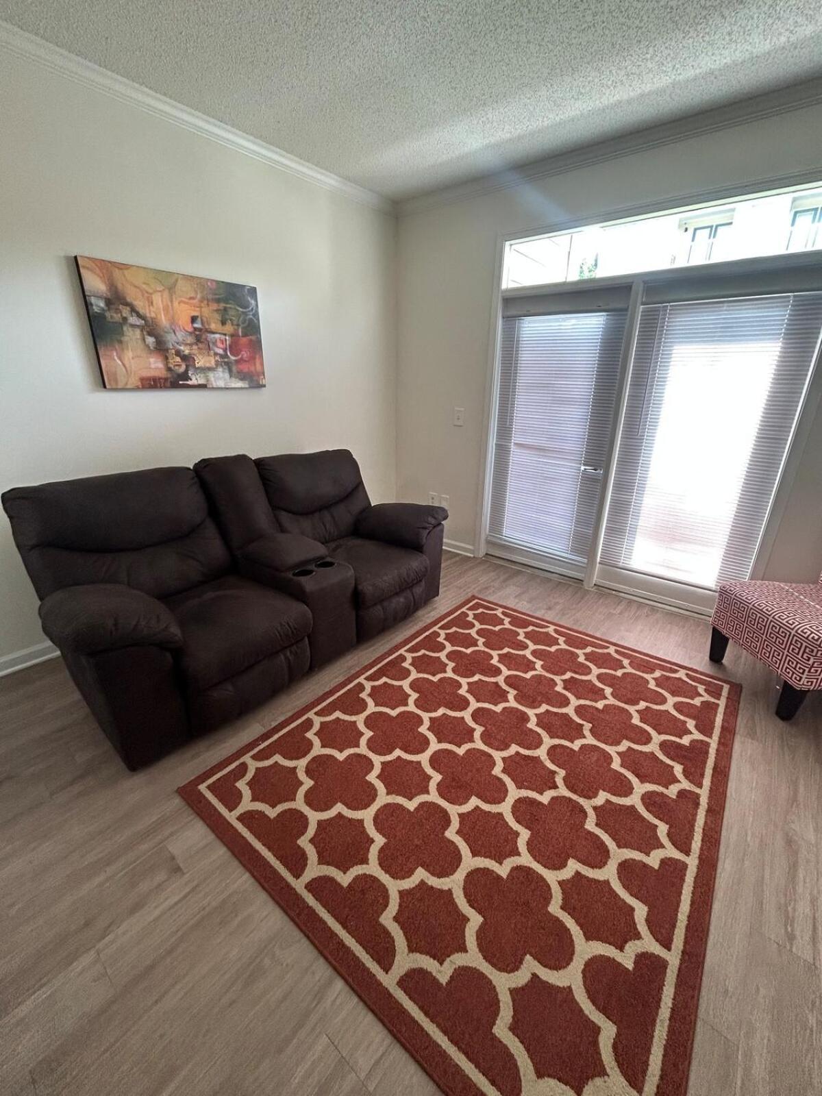 1Br With Queen Bed And Recliner Couch Free Parking * Charlotte